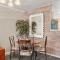 2 bed 2 and a half bath close to shopping restaurants and more