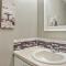 2 bed 2 and a half bath close to shopping restaurants and more