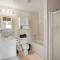 2 bed 2 and a half bath close to shopping restaurants and more