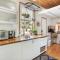 HGTV Featured Tiny Home w Hot Tub Near East 6th St
