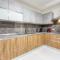 Wonderful 2BR home, w/ comfy sofa, SMART TV & WIFI by 360 Estates - Сліма
