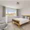 Spacious 5 Bedroom 11 Guest Family House in Horsham