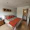 Spacious 5 Bedroom 11 Guest Family House in Horsham