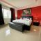 Luxury 5 Beds Penthouse - Private Jacuzzi & Karaoke Bar & Free Parking