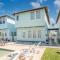 My Island Time Cottage- In town and overlooking the pool!