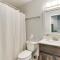 Waterfront Townhome about 10 Mi to Navarre Beach!