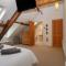 Apartment 2, Gorwel Glas