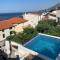 Apartments with pool Vrdoljak - 奥米什