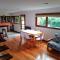 casita moderna frente al bosque