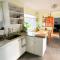 The Orange Door Bungalow- 2-BR w private yard, walkable to cafes & restaurants, 10 min to DT