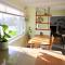 The Orange Door Bungalow- 2-BR w private yard, walkable to cafes & restaurants, 10 min to DT