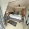 Stylish 5-Bedroom House near Tunnels Beach