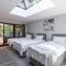Kingsley Lake View & Paddocks - A group retreat with hot tub, sports bars & spectacular lake views in the Mendip Hills AONB - Chew Stoke