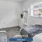 Dudley - Stylish 3 Bedroom Sleeps 6 Wi-Fi - JRR Stays