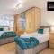 Large 6 Bedroom Contractor House by Jesswood Properties Short Lets For Groups, Business And Leisure With Free Parking, Wifi and Pool Table - لوتون
