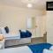 Large 6 Bedroom Contractor House by Jesswood Properties Short Lets For Groups, Business And Leisure With Free Parking, Wifi and Pool Table - لوتون