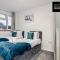 Spacious 5 Bedroom, 3 Bath House by Jesswood Properties Short Lets For Contractors, With Free Parking Near M1 & Luton Airport