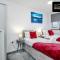 Spacious 5 Bedroom, 3 Bath House by Jesswood Properties Short Lets For Contractors, With Free Parking Near M1 & Luton Airport