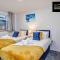 Spacious 5 Bedroom, 3 Bath House by Jesswood Properties Short Lets For Contractors, With Free Parking Near M1 & Luton Airport