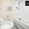 Spacious 3BR, 3BA House by Jesswood Properties Short Lets For Contractors, With Free Parking Near M1 & Luton Airport - Luton