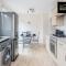 Spacious 3BR, 3BA House by Jesswood Properties Short Lets For Contractors, With Free Parking Near M1 & Luton Airport - Luton