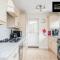 Spacious 3BR, 3BA House by Jesswood Properties Short Lets For Contractors, With Free Parking Near M1 & Luton Airport - Luton