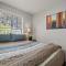Apples Delight -WALK TO THE LAKE! Enjoy the huge backyard with lovely forest views ! - 大熊湖