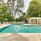 Less Than 1 Mi to Beach Condo with Wet Bar in Hilton Head - جزيرة هيلتون هيد