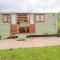 The Herdsman Luxury Shepherds Hut - Barnoldswick