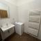 Apartment YELLOW ROSE, Perfect Location with Free Parking, 24h Checkin & Balcony