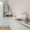 Stylish coastal 2-bed apartment with parking