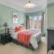 Stylish coastal 2-bed apartment with parking