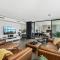 The Sinatra Holiday House in Mulwala - 10 individual beds