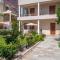 Monte Smith Luxury Garden Apartment With Parking - Rodos (mesto)
