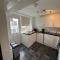 Stay in Yeovil Town Centre, Large 2 BD Apt With Parking, Sleeps 4 - 约维尔