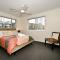 Stylish 2 B/R Kings Beach Apartment (6 guests) ZF4