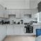 Deluxe 2 bed, 2 bathroom Milton Keynes apartment within walking distance to train station and City centre.