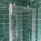 Adanhouse-stockland spacious 5 bedroom house sleeps 12 private garden