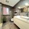 PUSHE Penthouse Playa Granada Beach & Golf 2