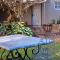 Craighall Park Comfortable Studio Own entrance Eateries close - Johannesburg