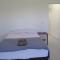 Sol Apartamento 4 - Quarto e sala com varanda e cozinha americana na praia do prea-CE