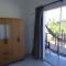 Sol Apartamento 4 - Quarto e sala com varanda e cozinha americana na praia do prea-CE