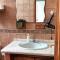 Habitación matrimonial en un bajo baño compartido Areas compartidas