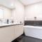 Pet Friendly House Opposite Bokarina Beach