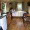 Charming tranquil Shepherds Hut with lakeside balcony 'Roach' - Uckfield