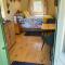 Charming tranquil Shepherds Hut with lakeside balcony 'Roach' - 阿克菲尔德