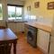 Charming tranquil Shepherds Hut with lakeside balcony 'Roach' - Uckfield