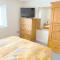 Pet Friendly Cottage Ashbourne with Parking