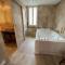 Suite romantique bohème chic avec bain à remous
