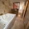 Suite romantique bohème chic avec bain à remous